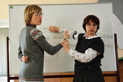 Тамара Новикова-Иванцова (на фото — справа) проводит занятие по формированию связной речи